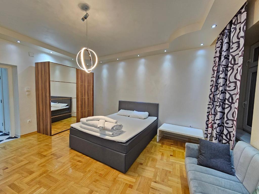 Кровать или кровати в номере Schönbrunn Apartments