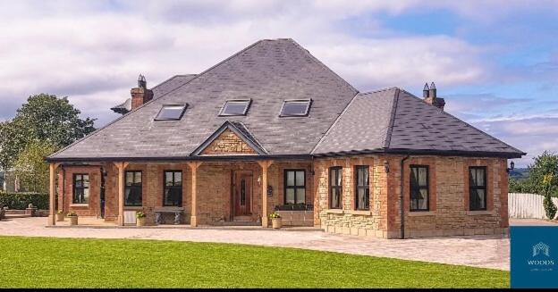 una gran casa de ladrillo con techo abuhardillado en Bragan Mountain View, en Monaghan