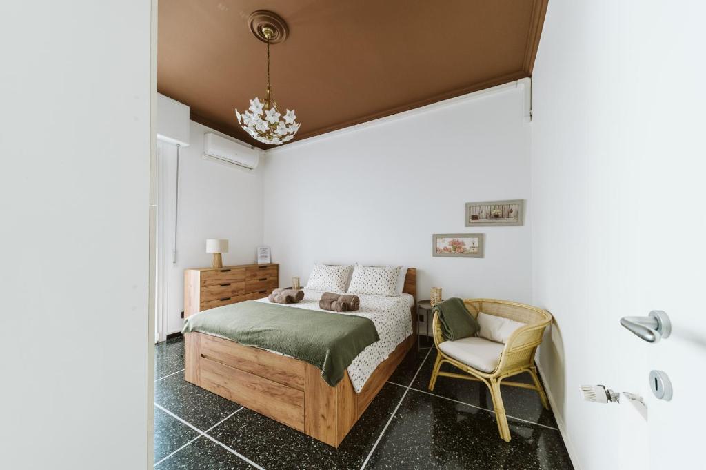 ein Schlafzimmer mit einem Bett und einem Stuhl in der Unterkunft Mari's House centro wifi AC pet friendly in Recco