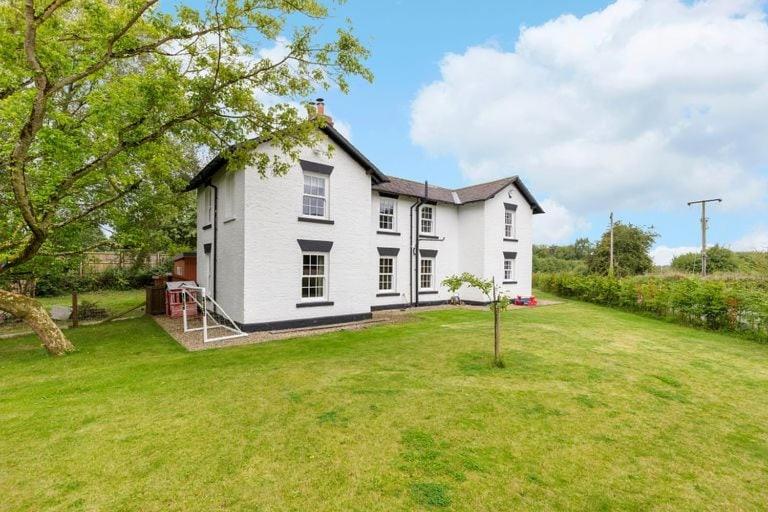 Countryside Lodge with Cabin, Sleeps up to 11 Guests في Hayton: منزل أبيض كبير مع ساحة عشب