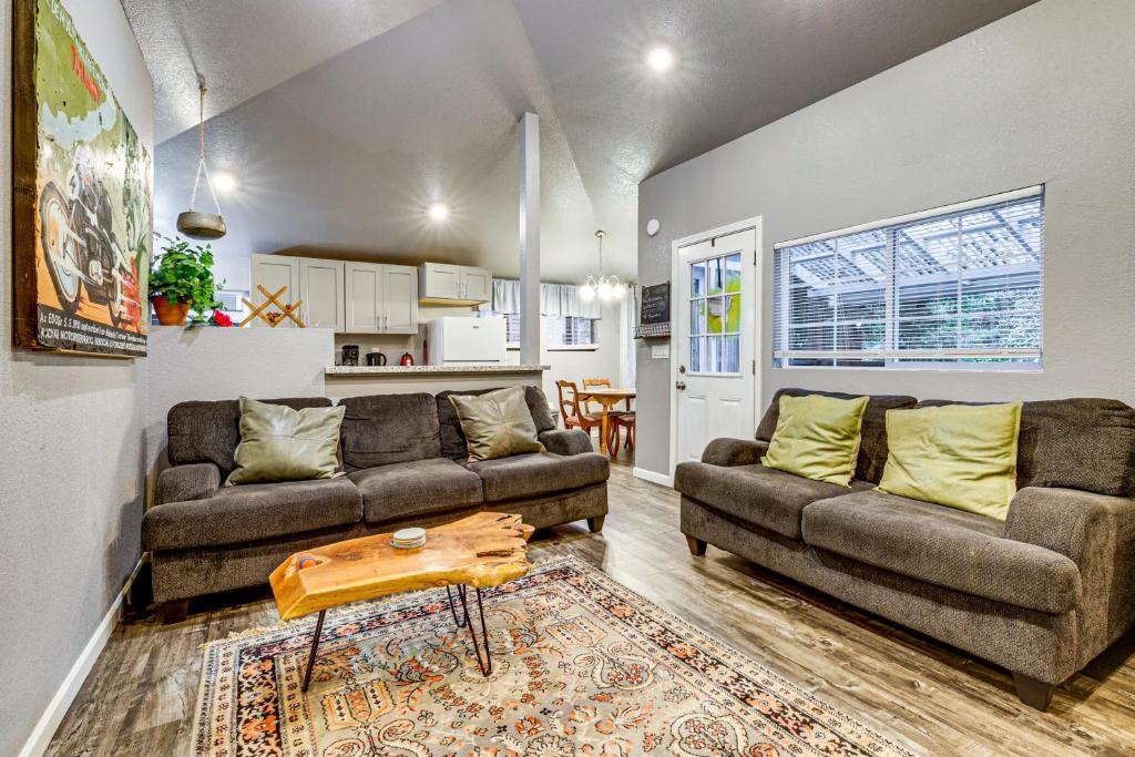 Η κουζίνα ή μικρή κουζίνα στο Russian River Retreat! Woodsy Guerneville Bungalow