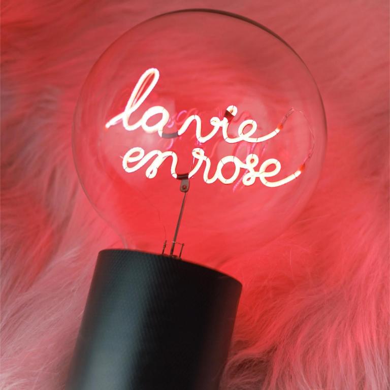a red light with a sign that saysiane annox at La Vie en Rose in Verviers