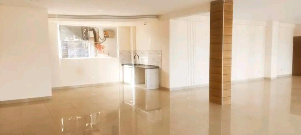 un soggiorno con un pavimento lucido e un tavolo di Garzonier centrico a Cochabamba