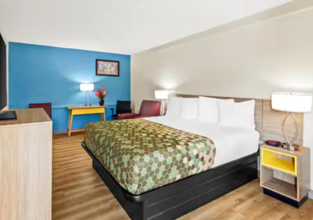 Ένα ή περισσότερα κρεβάτια σε δωμάτιο στο Gold Room Stays