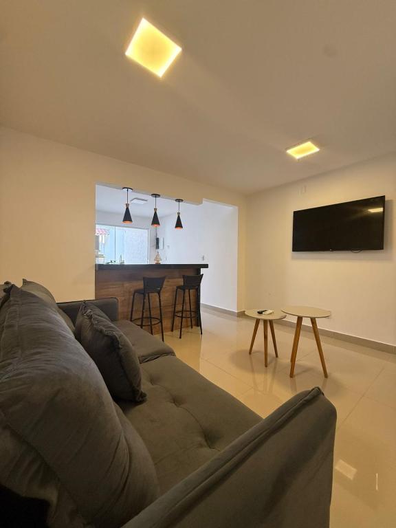 ein Wohnzimmer mit Sofa und Tisch in der Unterkunft RM Hospedage Unidade Amapa 2 in Cabo Frio