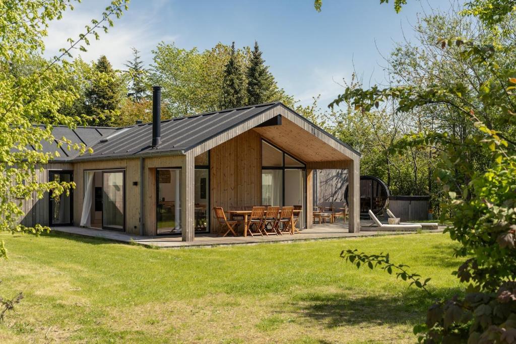 Κήπος έξω από το Newly built luxury summer house