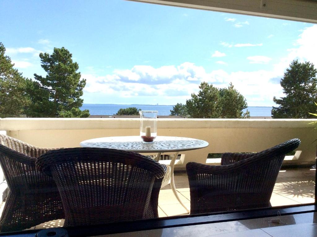 un patio con tavolo, sedie e vista sull'oceano di Aurelia's Meerblick a Hansaland