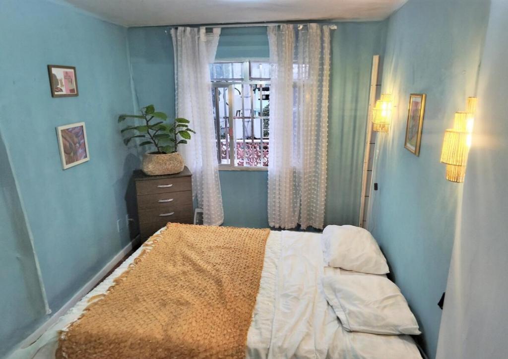 Ένα ή περισσότερα κρεβάτια σε δωμάτιο στο Casa Encanto - Artistic Guesthouse in Vidigal