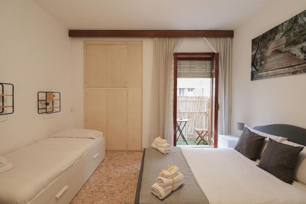 een woonkamer met twee bedden en een bank bij Charming 2 Suite Apt - 20 min Colosseo & Metro 5 min in Rome