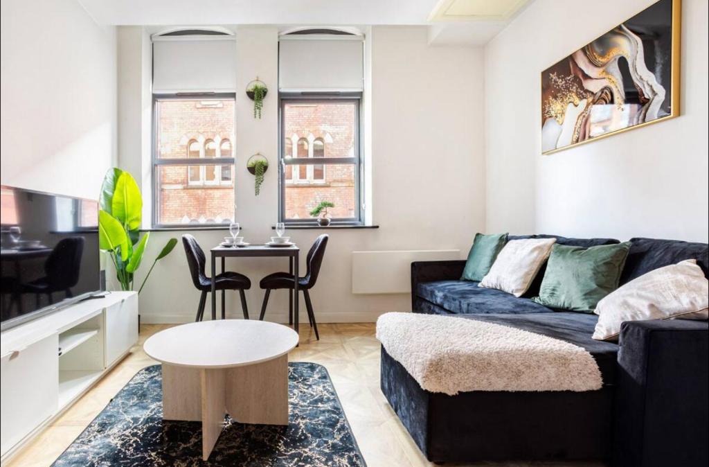 ein Wohnzimmer mit Sofa und Tisch in der Unterkunft 1 Bed Central Leeds Luxury Stay in Leeds