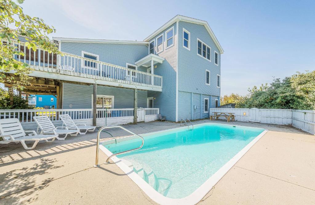 una casa con piscina delante de una casa en D0311 The Sailfish. Private Pool, Hot Tub, Sound Views, Pool Table, Pets OK!, en North Point