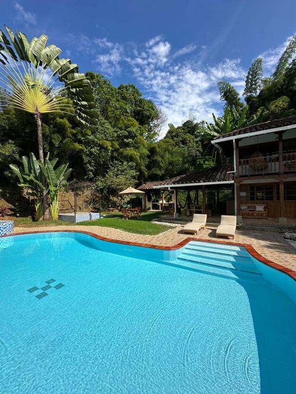 ein Swimmingpool vor einem Haus in der Unterkunft Cabaña de Lujo con piscina privada en Pance, Cali in El Bosque