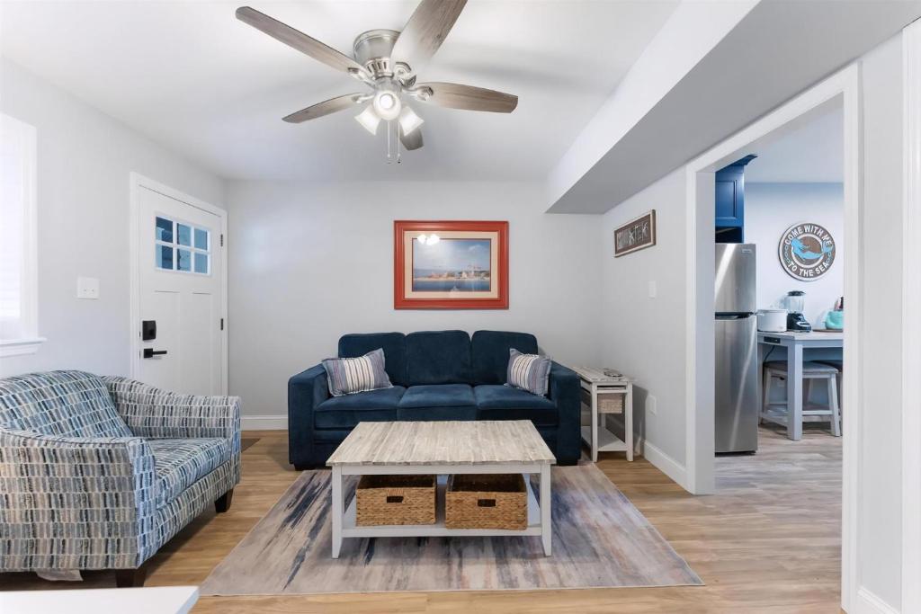 ein Wohnzimmer mit einem blauen Sofa und einem Deckenventilator in der Unterkunft 403 E 15Th Ave, Unit 2 in North Wildwood