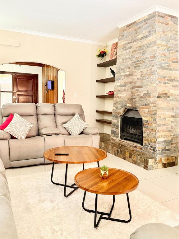 Χώρος καθιστικού στο Home in Randpark Ridge