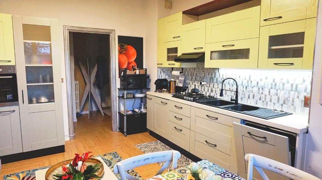 Køkken eller tekøkken på Attico elegante con splendida vista sul Po e Superga