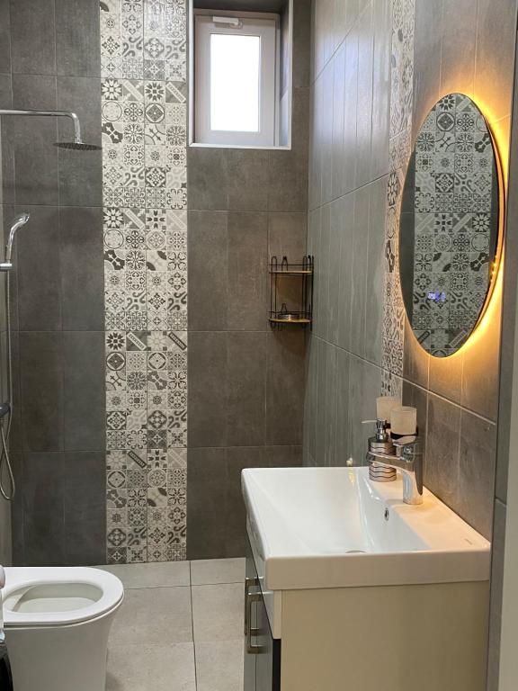 S-Van Cozy Home في سيفان: حمام مع حوض ومرحاض ومرآة