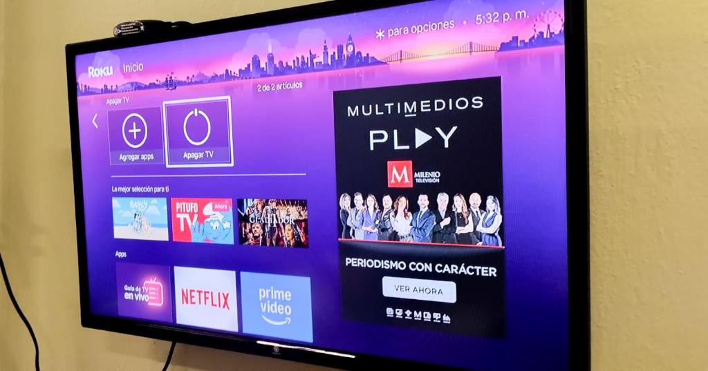 Luxury en el Centro de GDL في غواذالاخارا: شاشة تلفاز عليها فيلم