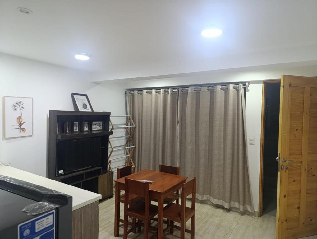 eine Küche mit Tisch und Stühlen in einem Zimmer in der Unterkunft Departamento Frente al Cc Mega plaza - Ica in Ica