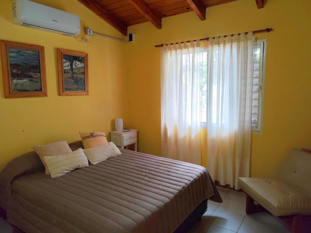 een slaapkamer met een groot bed en een raam bij La Rufina chalet serrano in Río Ceballos