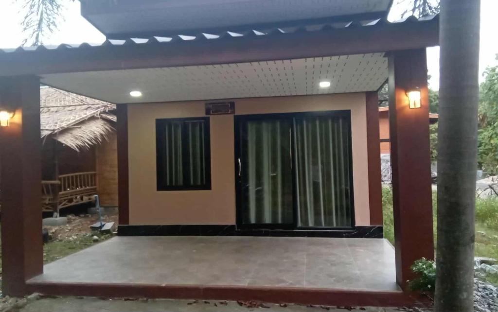 una casa de huéspedes con una habitación con puerta en Serenity House khlongnin, en Phra Ae beach