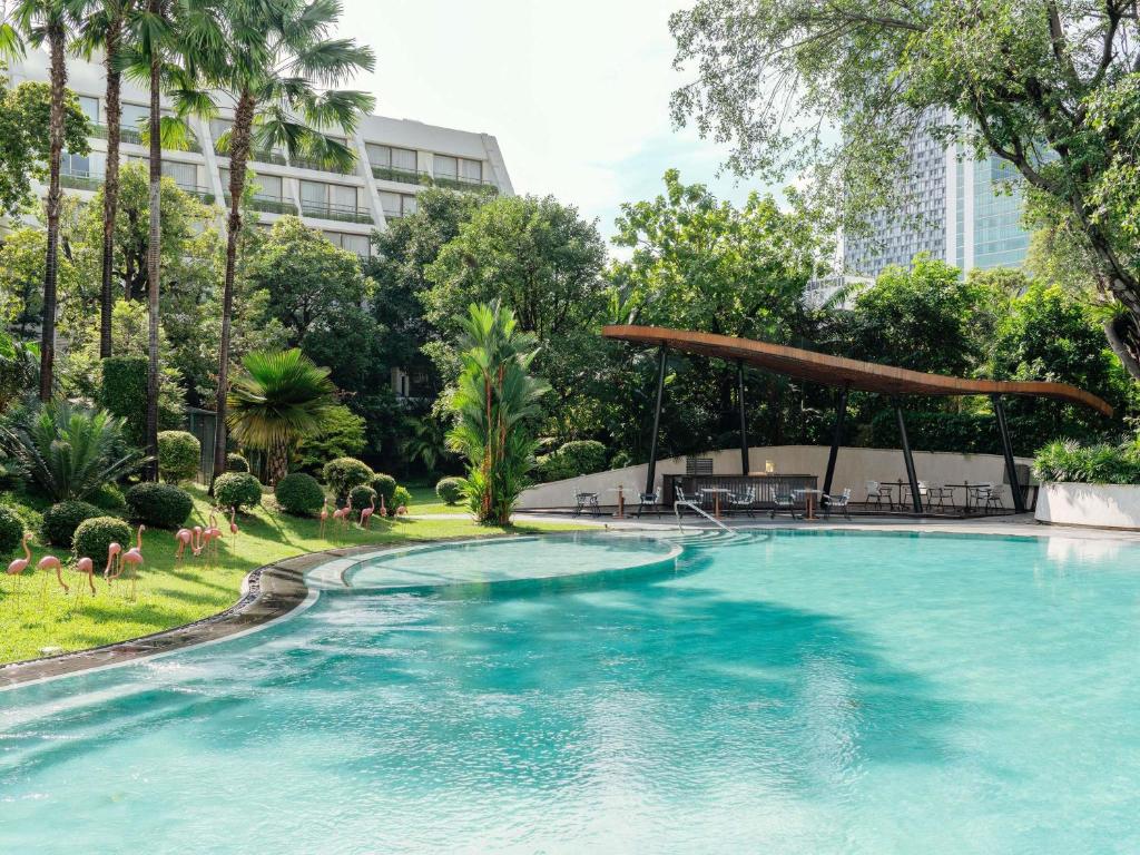 Бассейн в Mövenpick BDMS Wellness Resort Bangkok или поблизости