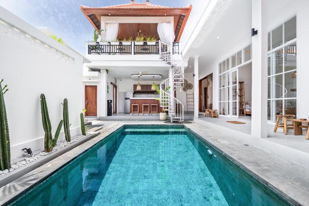 ein Hallenbad in einem Haus mit einer Villa in der Unterkunft Boho Majipso Dreamy in Munggu