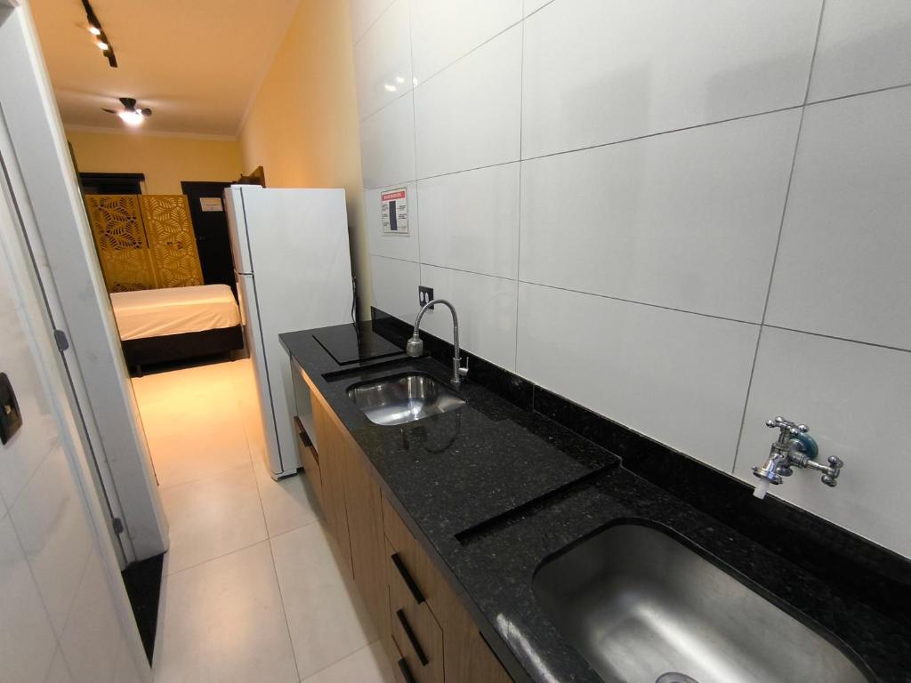 Centro comercial João Batista Julião في غوارويا: مطبخ صغير مع حوض وثلاجة