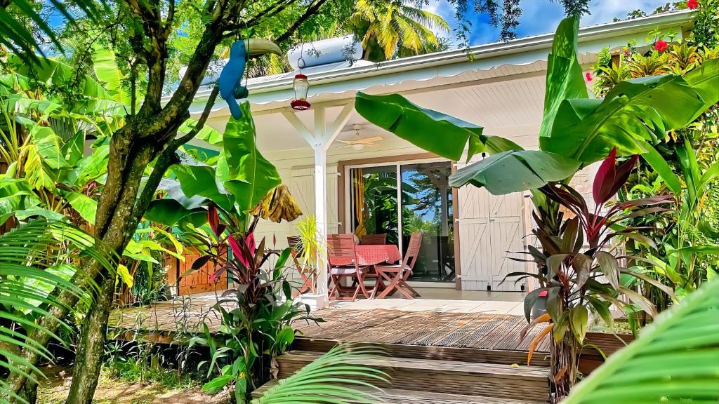 a porch of a house with plants at MAJO LOUNGE dans un jardin tropical à 5 min de la mer Caraïbe in Saint-Pierre