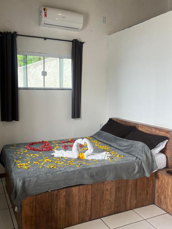 una camera da letto con un letto a cigno sopra di Suítes Beira-Mar Angra dos Reis ad Angra dos Reis