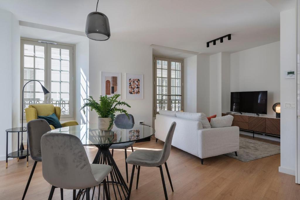 Μια τηλεόραση ή/και κέντρο ψυχαγωγίας στο Luxury 2 bedroom Plaza Alcantara