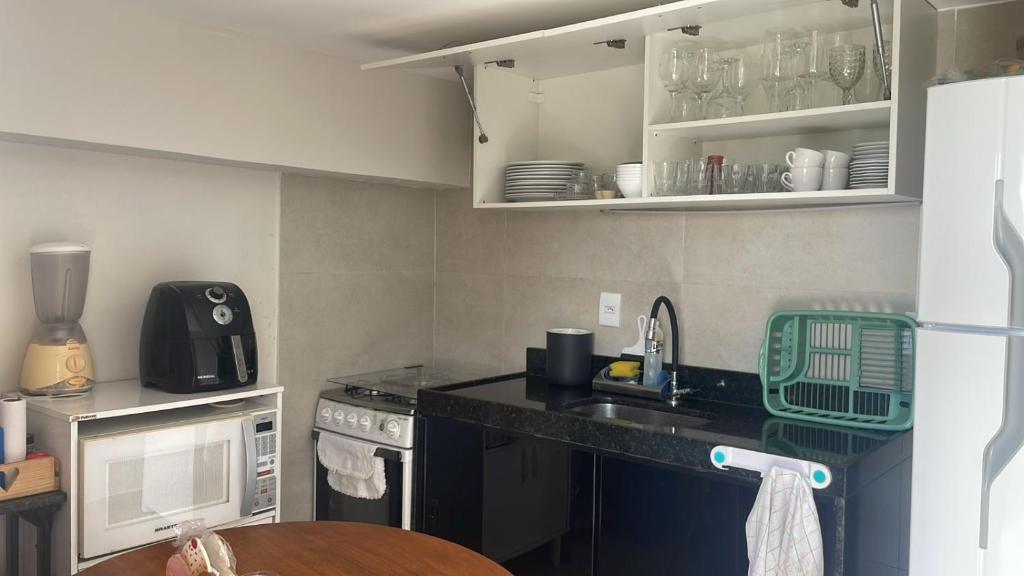 una cucina con un lavello e un piano di lavoro di CHALE VILAALICE a Monte das Gameleiras