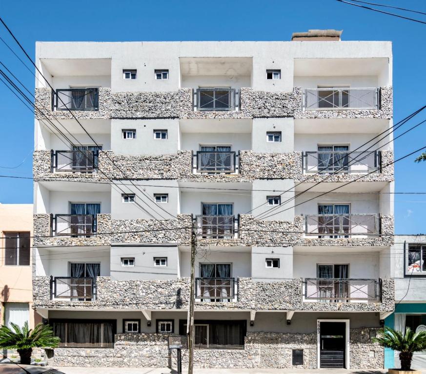 Palmeras Departamentos في سانتا تيريسيتا: عماره فيها بلكونات