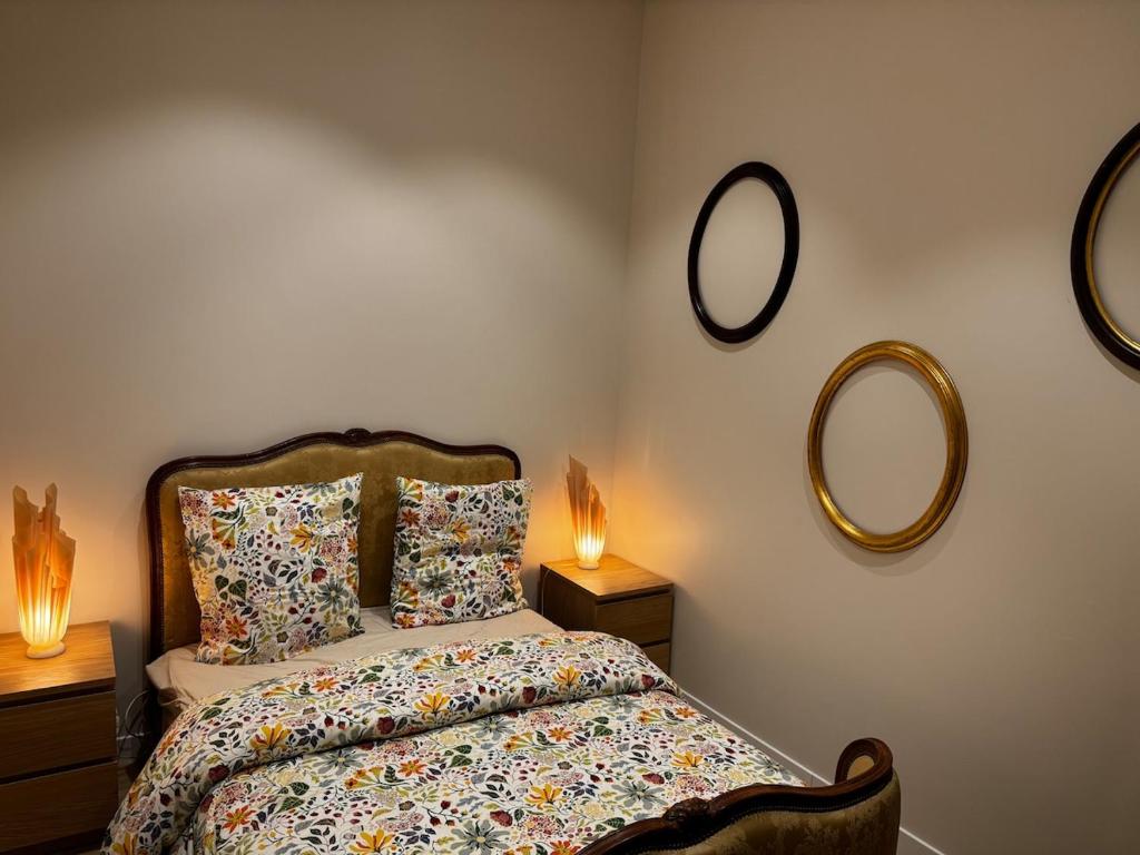 Ένα ή περισσότερα κρεβάτια σε δωμάτιο στο Charming cozy house near Paris and Disney