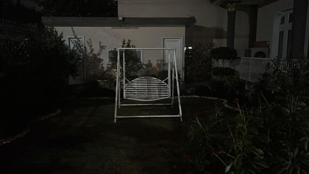 Paradise Living في فيصل آباد: بوابة امام البيت بالليل