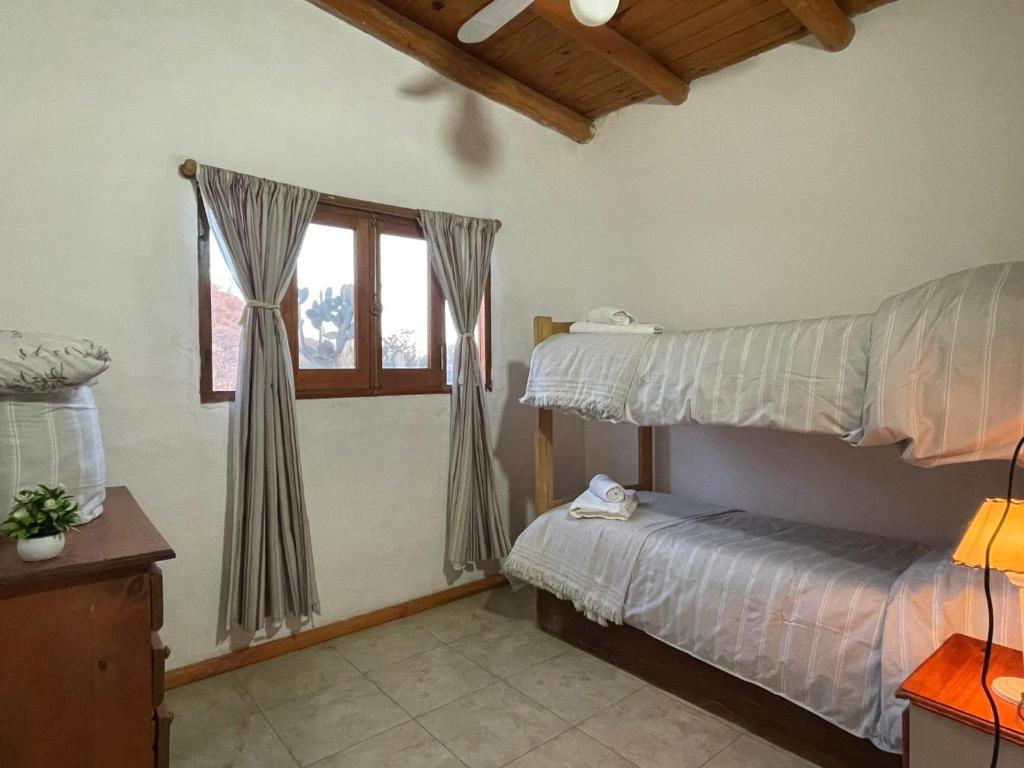 Ένα ή περισσότερα κρεβάτια σε δωμάτιο στο Cabañas con pileta - 7 Colores Casas Serranas