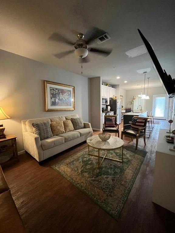 Гостиная зона в Cozy 2BR Townhome with Parking Near Valdosta Hotspots