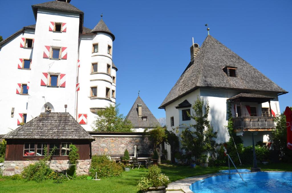 Bazén v ubytování Schloss Münichau nebo v jeho okolí