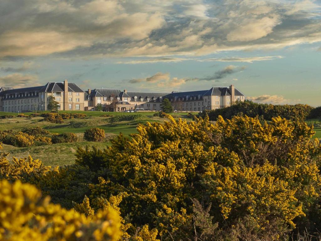 ein großes Gebäude mitten auf einem Feld in der Unterkunft Fairmont St Andrews, Scotland in St Andrews