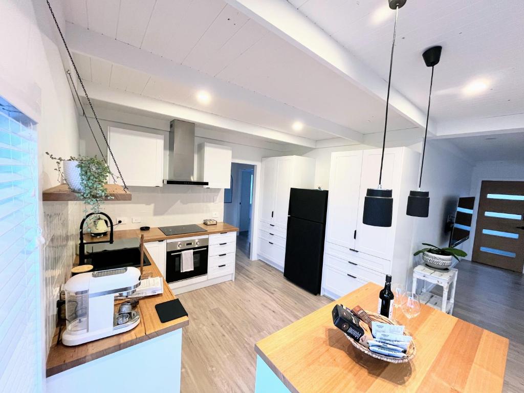 Η κουζίνα ή μικρή κουζίνα στο Little Red Gate Urban Retreat