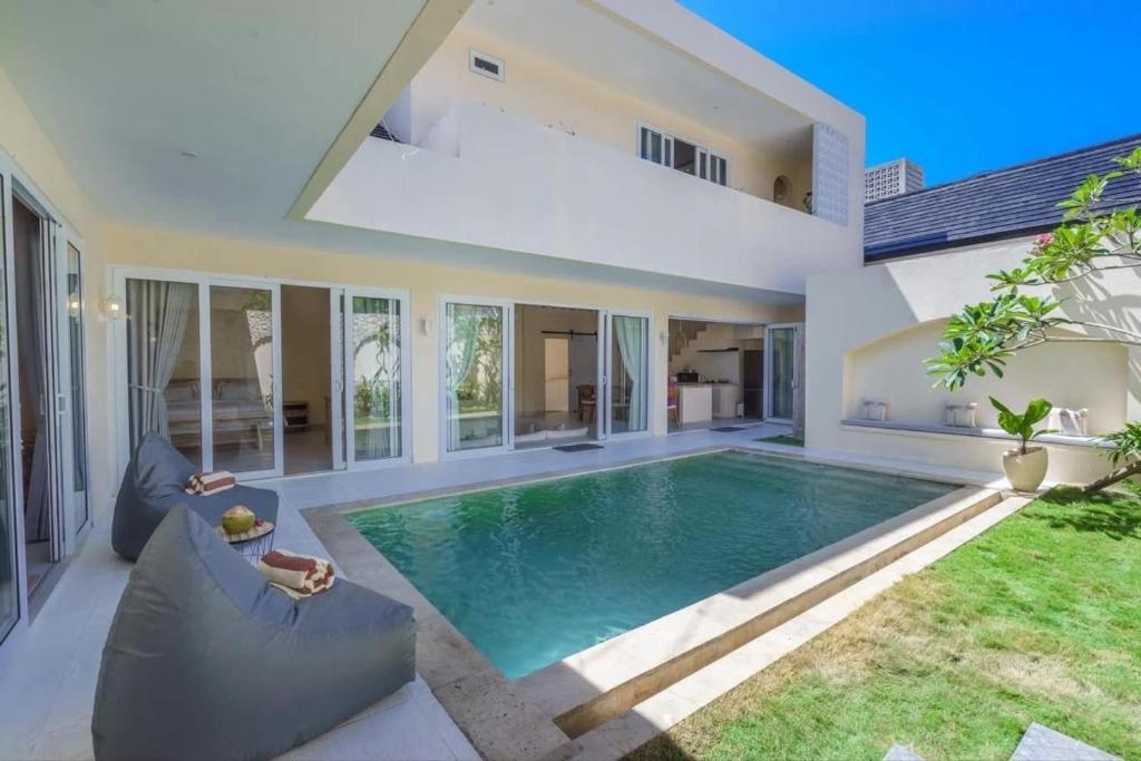 Swimmingpoolen hos eller tæt på Luxury 3 Bed Villa in Kuta with Pool