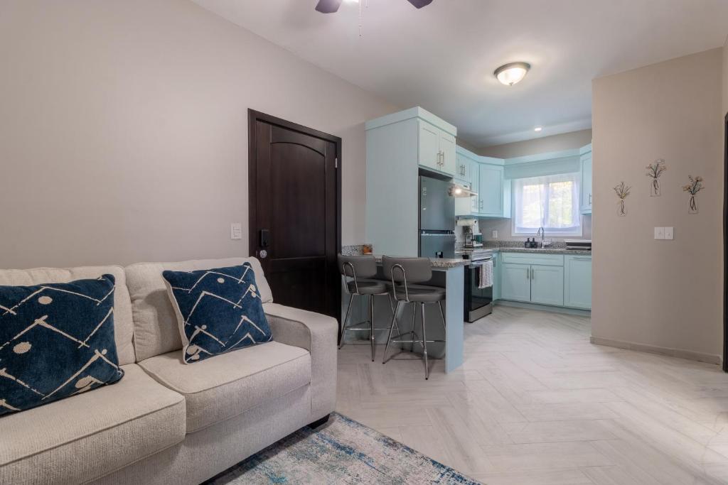 Η κουζίνα ή μικρή κουζίνα στο Lumora - Cozy 2-BD Condo in French Cay