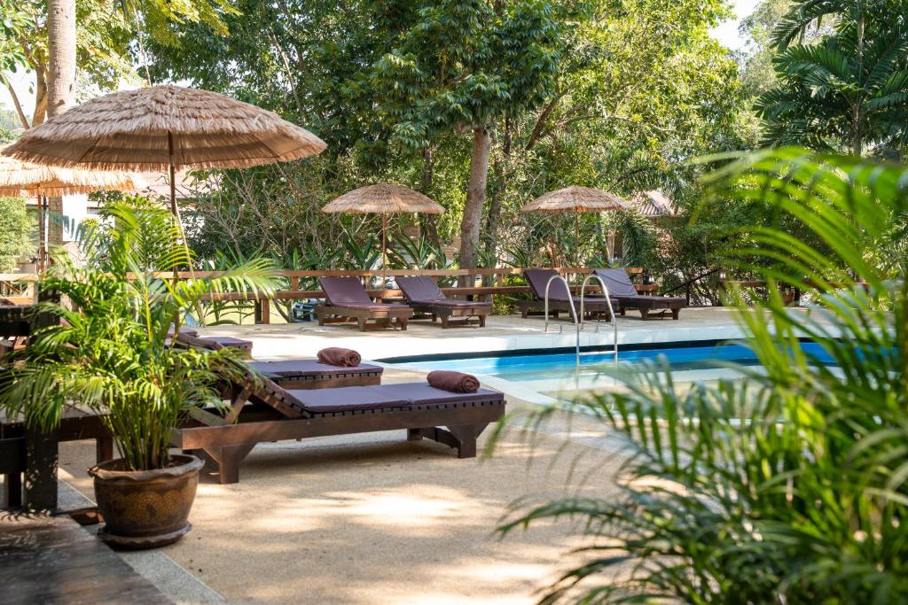 Swimmingpoolen hos eller tæt på Baan Sawasdee Resort