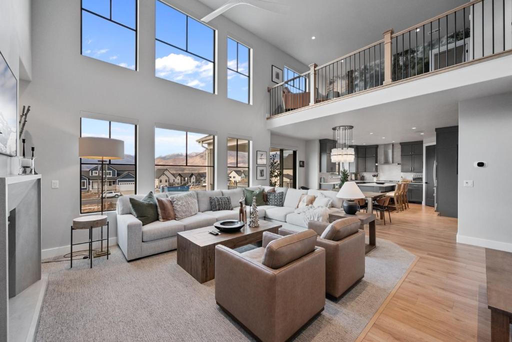 ein Wohnzimmer mit Sofa und Tisch in der Unterkunft Deer Valley Views 5br Sleeps 16 Hot Tub Theater in Parkview Trailer Court