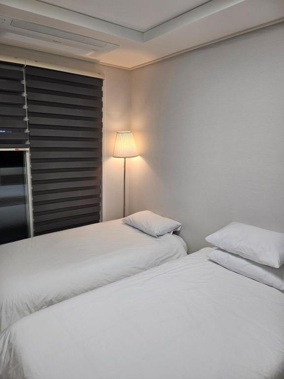 zwei nebeneinander stehende Betten in einem Schlafzimmer in der Unterkunft 인천공항 근접 프라이빗 원룸 in Incheon