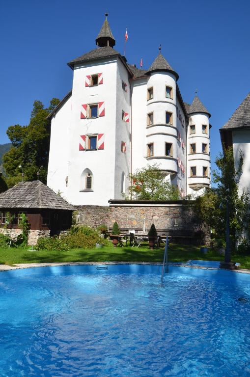 um edifício com uma piscina em frente em Schloss Münichau em Reith bei Kitzbühel