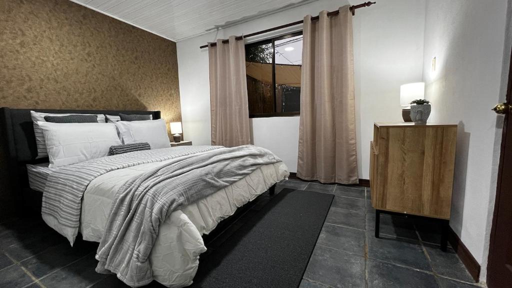 Ένα ή περισσότερα κρεβάτια σε δωμάτιο στο Executive Apartment Escazú