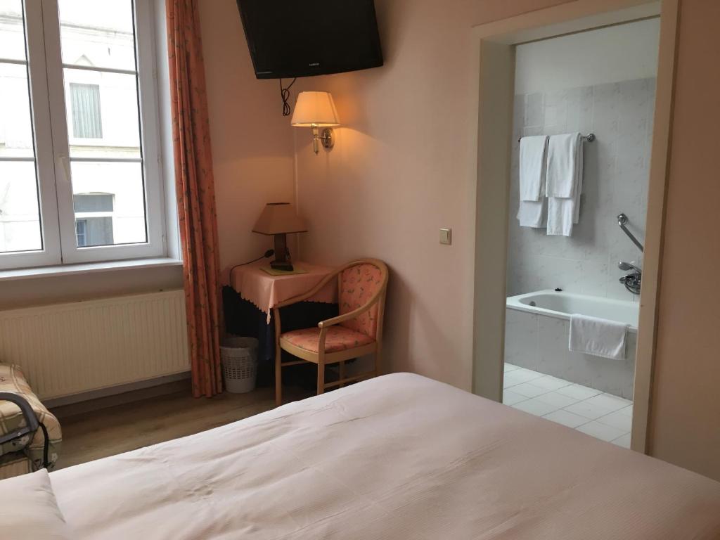 Postel nebo postele na pokoji v ubytování Hotel Claridge