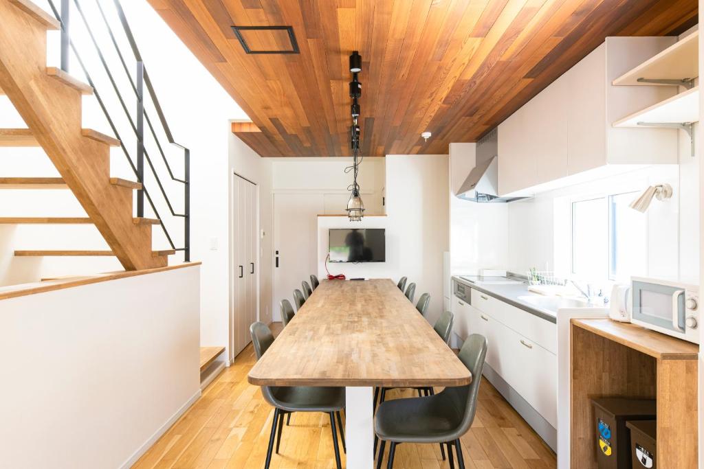 a kitchen and dining room with a table and chairs at Kotohaku 南後背 in Kizu