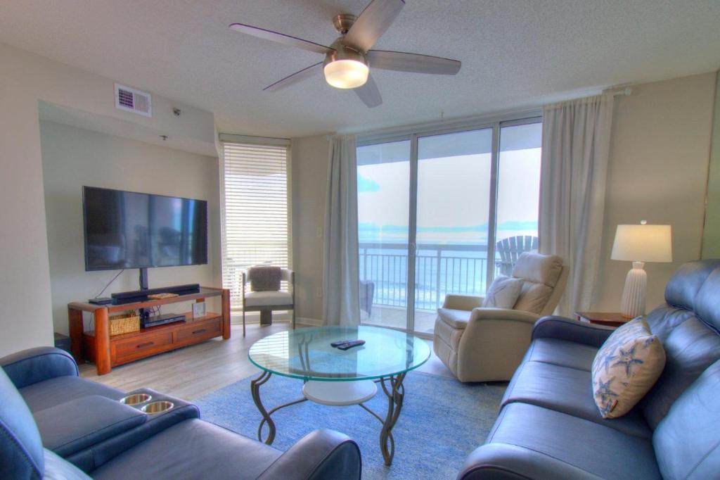 een woonkamer met een bank, een tv en een tafel bij Crescent Shores North - 502 in Myrtle Beach