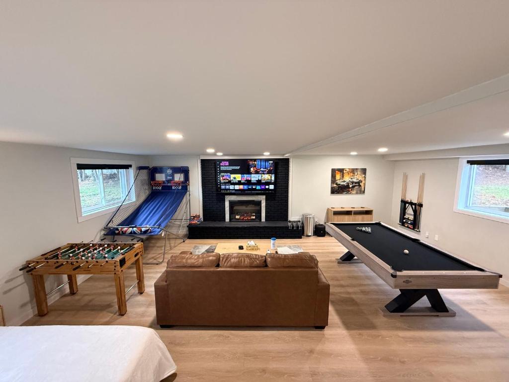 Η αίθουσα παιχνιδιών του Huge Private Suite with Pool Table, Sauna & Fire Pit